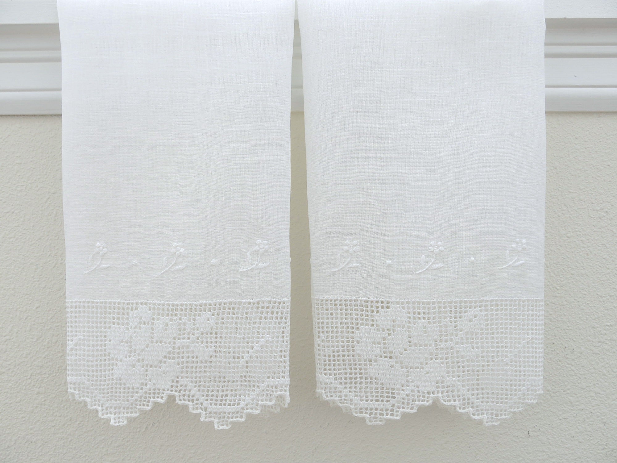 Rose Design Lace Trim with Floral Embroidery Linen Guest Towels Set