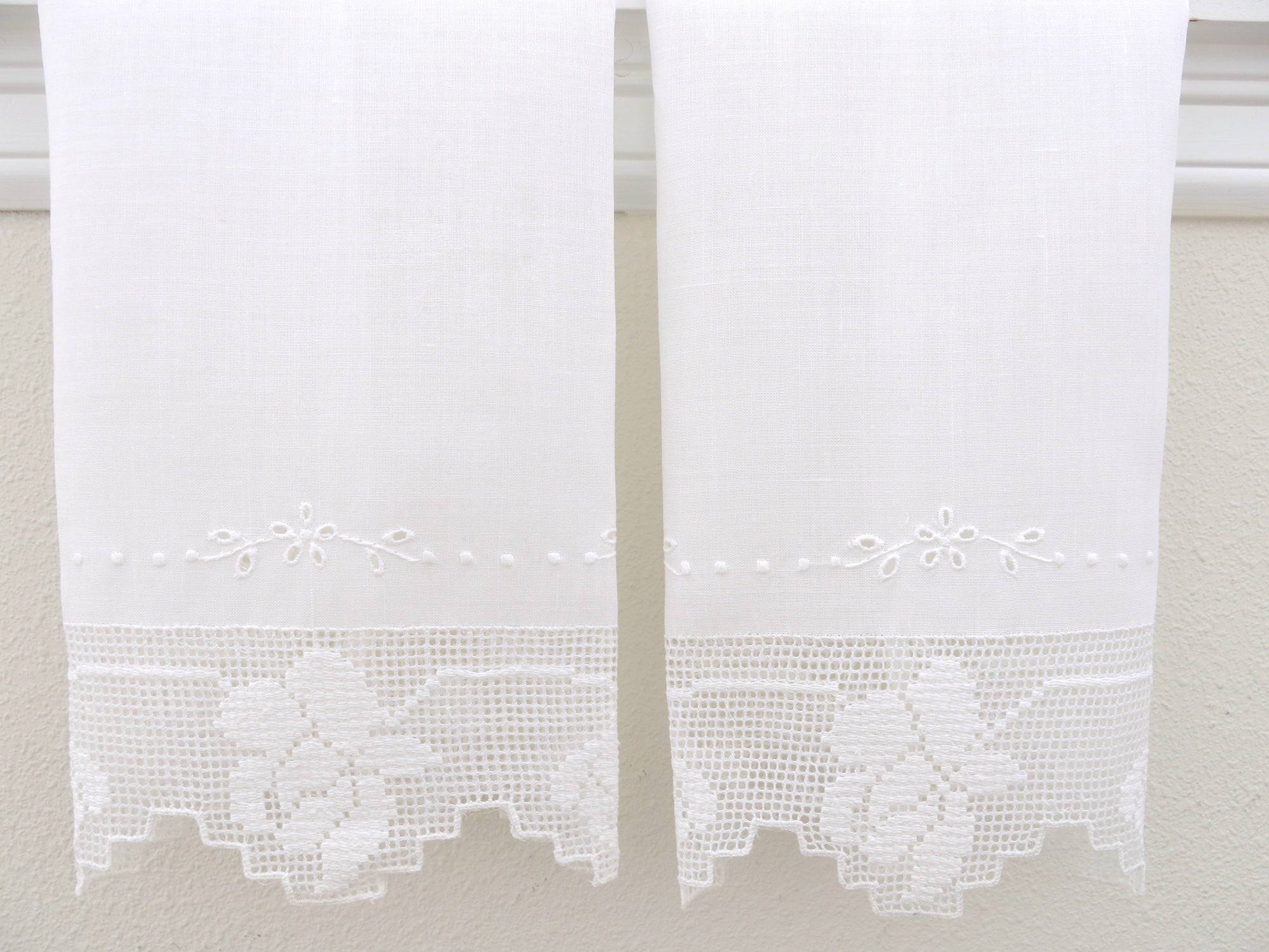 Rose Design Lace Trim with Eyelet Embroidery Linen Guest Towels Set