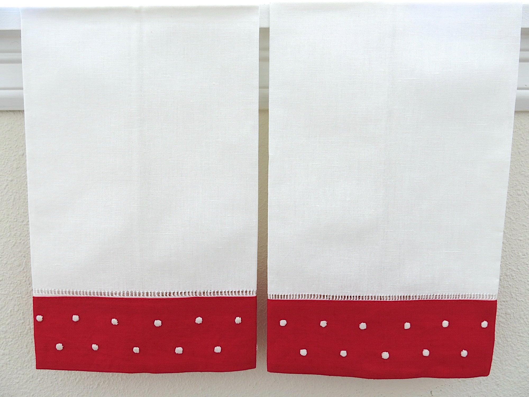 White with Red Border Linen Hemstitched Guest Towels Set